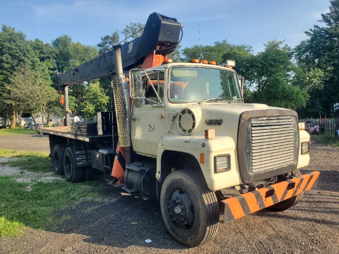 FORD L8000 Crane Truck FORD L8000 Crane Truck